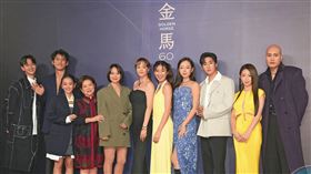 朱軒洋（左2）、吳卓源（右4）出席金馬影展閉幕片《愛情城事》媒體活動，當時兩人站得很遠，有說法他們是合作《搜查瑠公圳》才擦出愛火。（圖／鏡週刊）