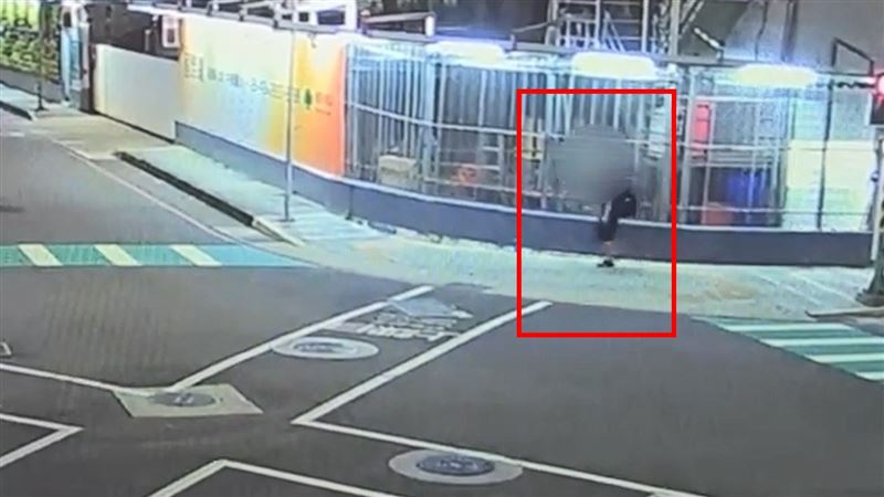 禿頭男犯案前徘徊。（圖／翻攝畫面）