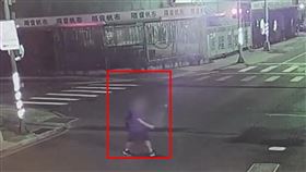 禿頭男犯案後離開。（圖／翻攝畫面）