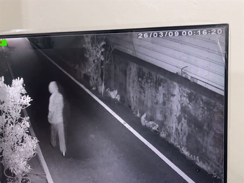 黑衣人共竊取約4萬元現金及皮包、藍芽耳機等物。（圖／翻攝畫面）