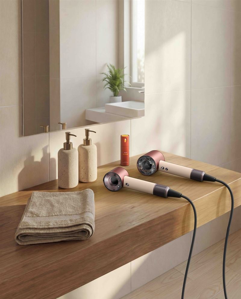 Supersonic Travel™隨行吹風機整體重量輕於中杯隨行咖啡。（圖／品牌業者提供）