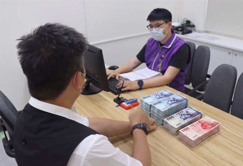 近期男子打算到國外家族旅遊，才知道自己欠稅265萬被限制出境，趕緊籌措費用一次繳清。(圖／彰化分署提供)