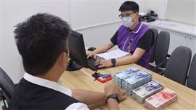 想出國飛不了，家族旅遊，彰化男才知欠稅265萬，一次繳清(圖／彰化分署提供)