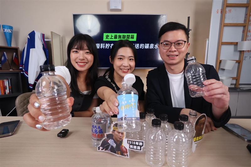 楊智伃曾喝掉陳聖文送的，放置在低階核廢料儲存場一夜的瓶裝水（圖／翻攝自楊智伃臉書）