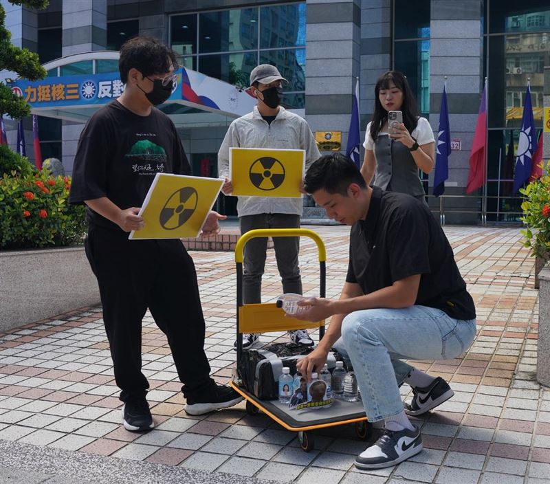 陳聖文曾送放置在低階核廢料儲存場一夜的瓶裝水到國民黨中央黨部踢館（圖／翻攝自陳聖文臉書）