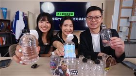 楊智伃曾喝掉陳聖文送的，放置在低階核廢料儲存場一夜的瓶裝水（圖／翻攝自楊智伃臉書）