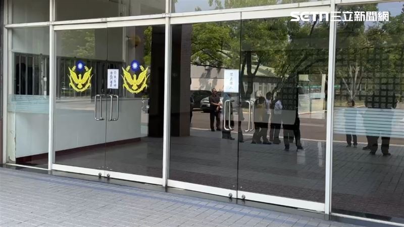 吳員於20日晚間執勤配槍時，在械彈庫外對空即發一顆子彈，嚇壞營區同仁，也驚動高層。（圖／翻攝畫面）