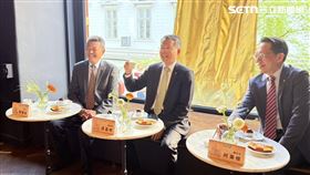 長榮航空總經理孫嘉明（中）分享年輕時來維也納開會，空檔期間在四處觀光。（圖／記者李育道攝影）