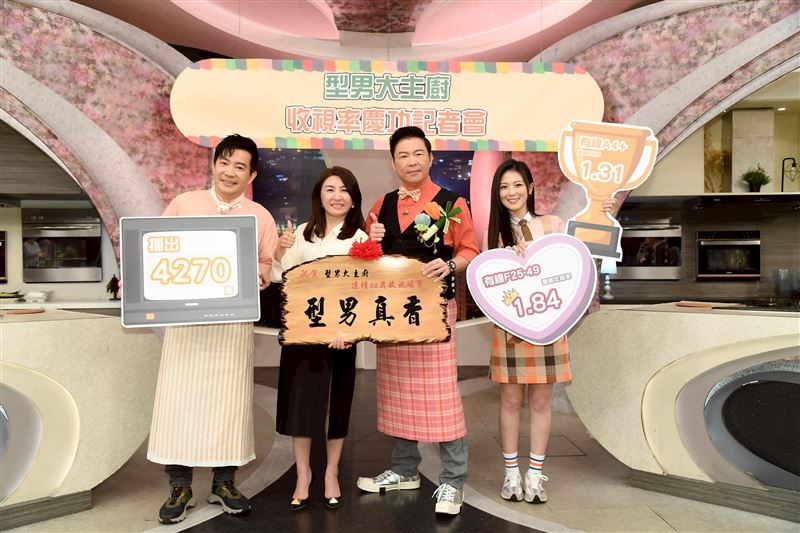 吳秉承（左起）、三立總經理高明慧、曾國城、卓文萱合照。(圖／三立提供）