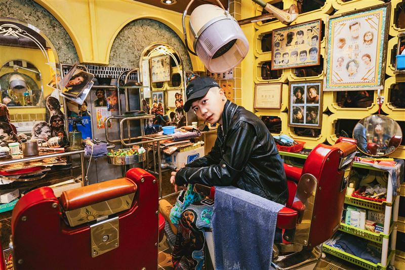 蕭秉治參觀電影《九龍城寨之圍城》場景。（圖／相信音樂提供）