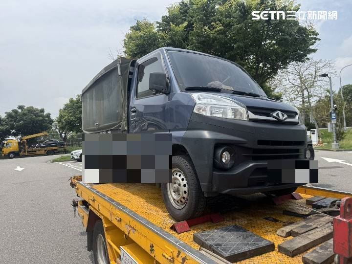 小貨車行進間挨撞側翻，一度造成車流回堵。（圖／翻攝畫面）