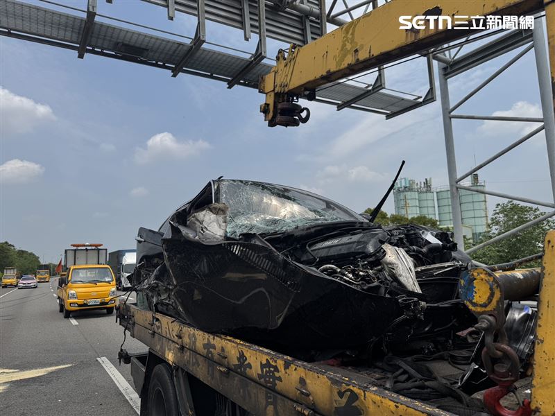 國道4號台中神岡路段發生連環車禍，事故車輛滿目瘡痍。（圖／翻攝畫面）