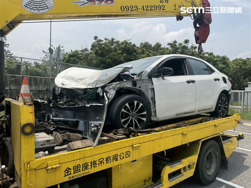 國道4號台中神岡路段發生連環車禍，事故車輛滿目瘡痍。（圖／翻攝畫面）