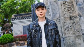 蕭秉治參觀電影《九龍城寨之圍城》場景。（圖／相信音樂提供）