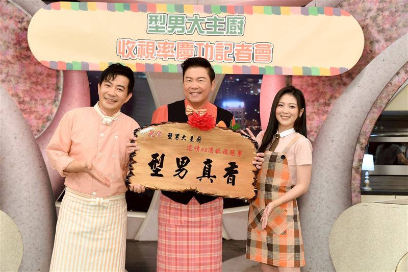 曾國城(中)、卓文萱跟吳秉承慶祝節目20周年。（圖／三立提供）