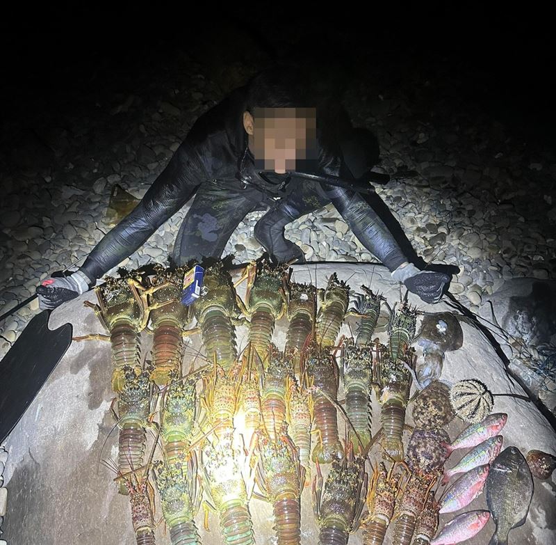 張男展示下海獵捕的魚貨。（圖／翻攝自臉書）