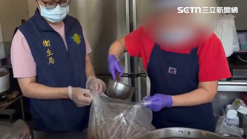 衛生局一早也派人稽查，銷毀同品項的滷肉。（圖／翻攝畫面）