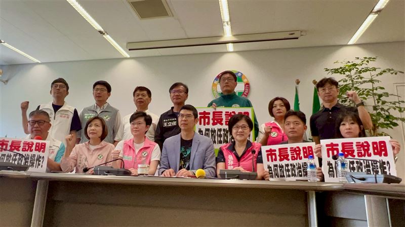 民進黨團表示根據時間序，辣椒水誤噴烏龍案拖了41小時才對外公布，質疑市府知情卻不報。(圖／議員周永鴻提供)