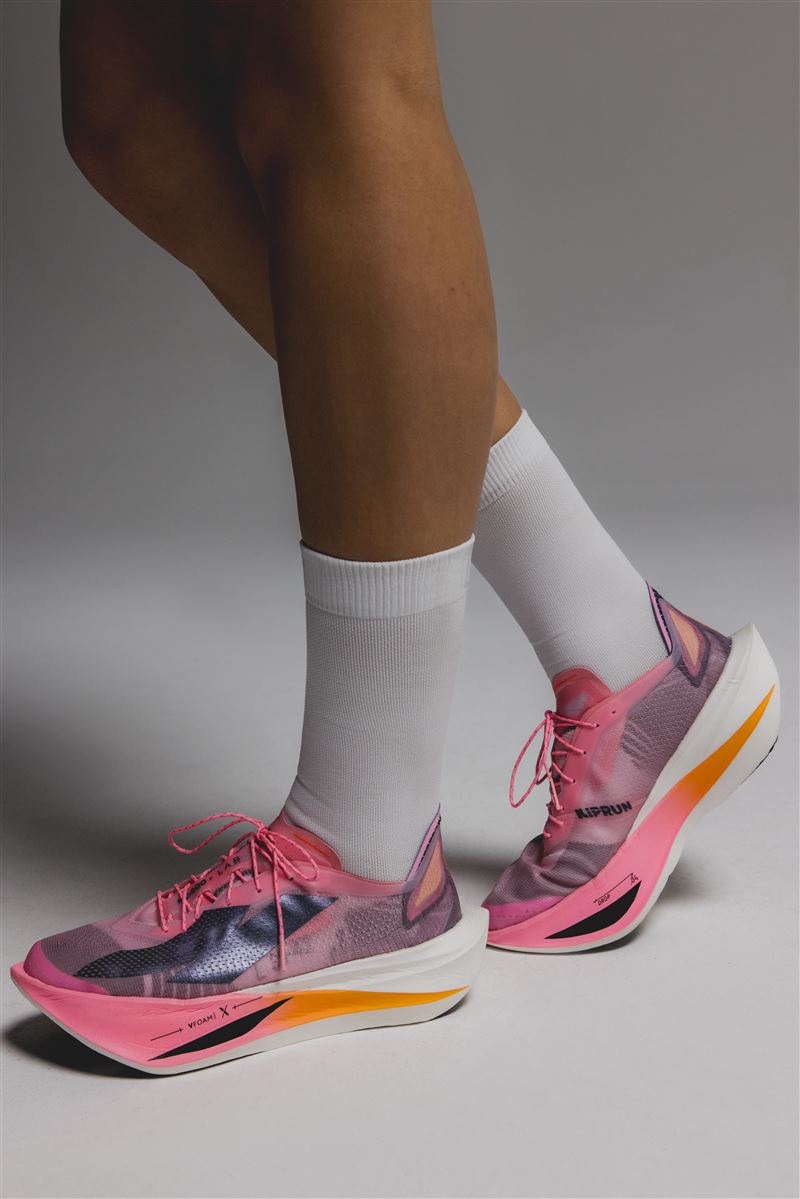 KIPSTORM LAB延續品牌競速科技核心，導入標誌性的J型碳板結構。（圖／品牌業者提供）