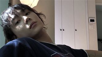 男星咳嗽咳到肋骨裂開　憔悴露面洩病況