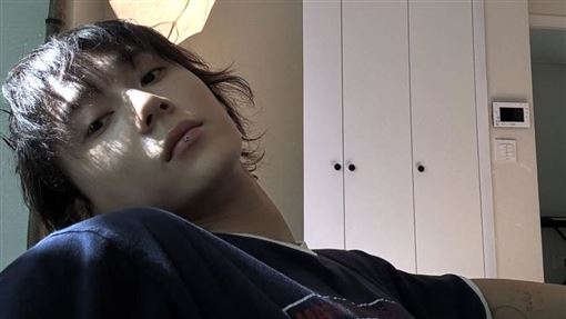 男星咳嗽咳到肋骨裂開　憔悴露面洩病況