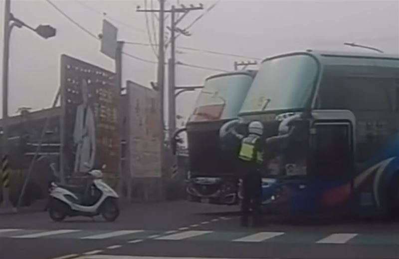 員警以肉身站在香客車前阻擋。（圖／翻攝畫面）