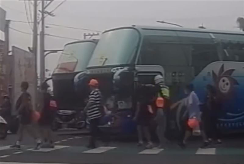 大批香燈腳陸續過馬路。（圖／翻攝畫面）