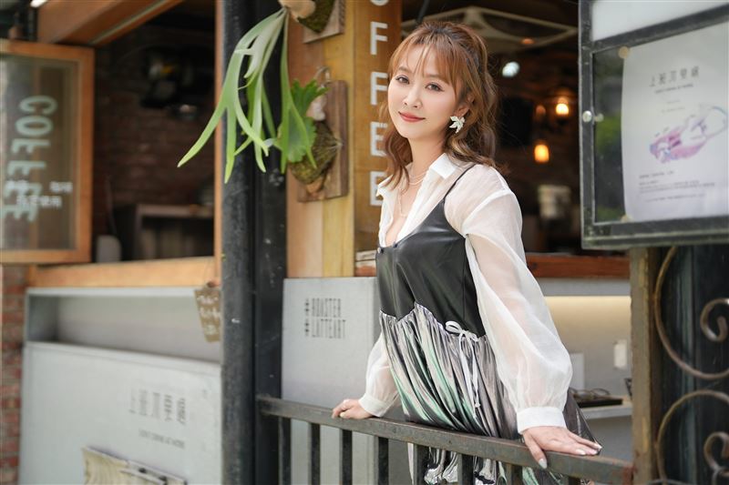 大芭（安苡葳）父親工廠去年正式解散，目前也正出售廠房。（圖／時代創藝提供）