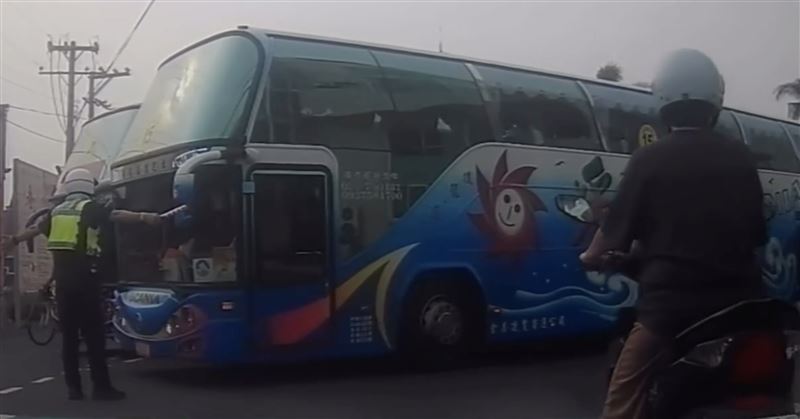 員警在路口交整時，以肉身擋車確保行人安全。（圖／翻攝畫面）