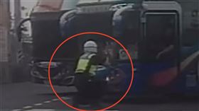 白沙屯進香驚爆「15號香客車」直闖！員警下跪肉身擋車：讓行人先過（圖／翻攝畫面）