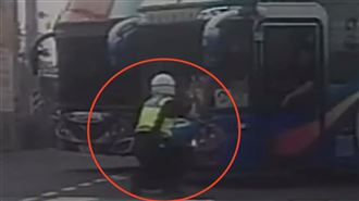 香客車直闖！員警下跪肉身擋車：讓行人過