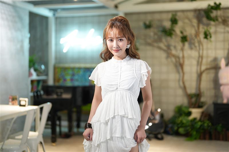 大芭（安苡葳）父親中風、失智。（圖／時代創藝提供）