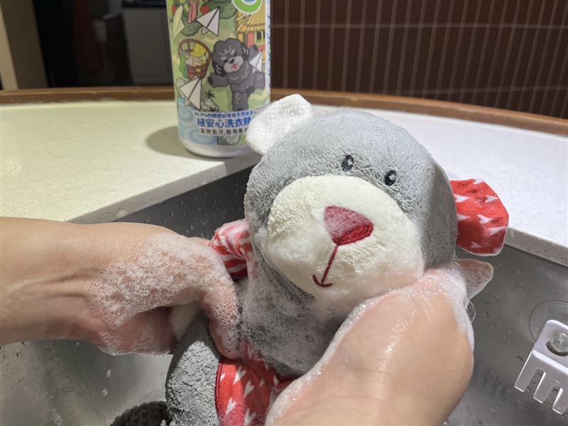 打破「泡沫越多越乾淨」的迷思！植安心洗衣精採用「低泡易沖」配方，大幅降低泡沫殘留機率，深層洗淨口水與皮脂，讓衣物清爽不黏膩。（圖／品牌業者提供）