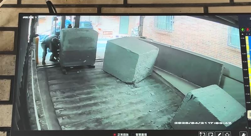 地主找人搬運3個巨型水泥塊封堵出入口的過程。（圖／翻攝畫面）