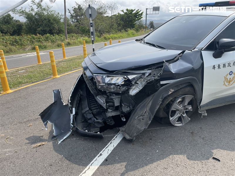 恆春警車突爆胎「失控撞斷路燈」車頭爛毀，33歲警雙腳掛彩送醫。（圖／翻攝畫面）