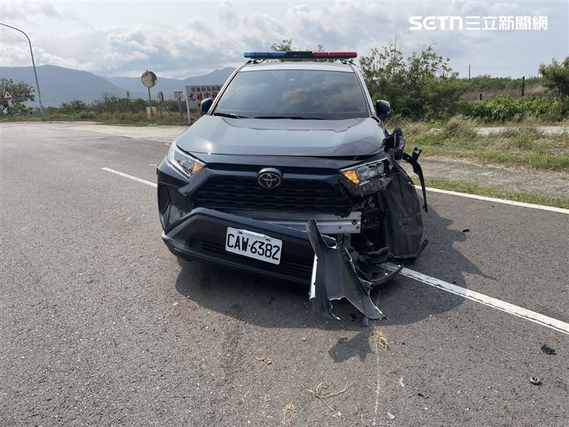 恆春警車突爆胎「失控撞斷路燈」車頭爛毀，33歲警雙腳掛彩送醫。（圖／翻攝畫面）