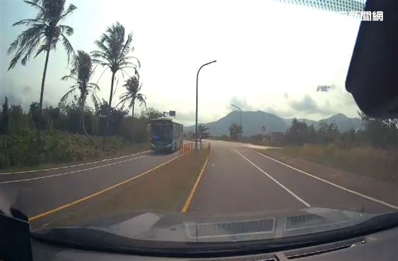 恆春警車一路中間分隔倒衝，直到撞到路燈才停下來。（圖／翻攝畫面）