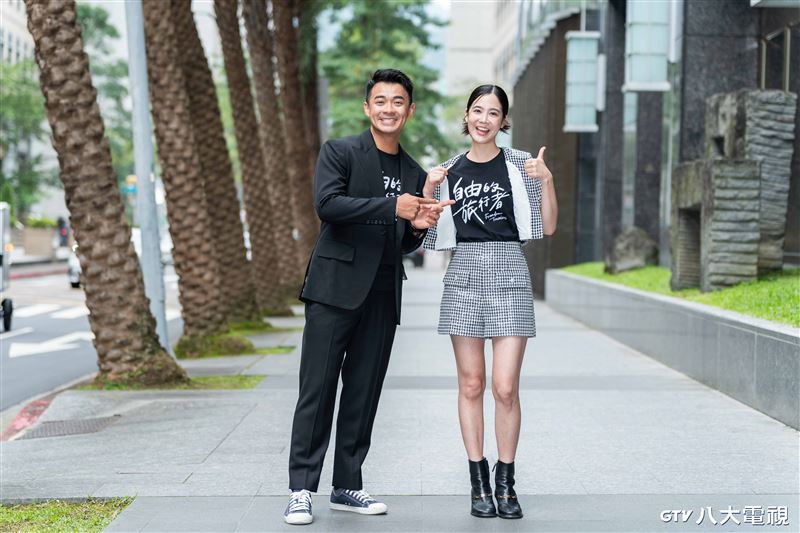 融融(左)讚黃可欣(左)面對挑戰勇於嘗試。(圖／八大提供)