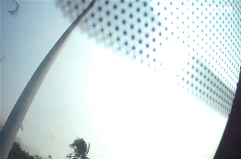 撞擊瞬間整輛車瞬間巨大晃動，員警雙腳擦挫傷送醫。（圖／翻攝畫面）