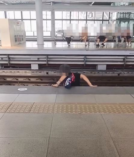 一名老婦人為了撿百鈔跳下軌道，卻無力爬上月台，幸好目擊民眾幫忙拉人，化解危機。（圖／yh.sky_0326授權提供）