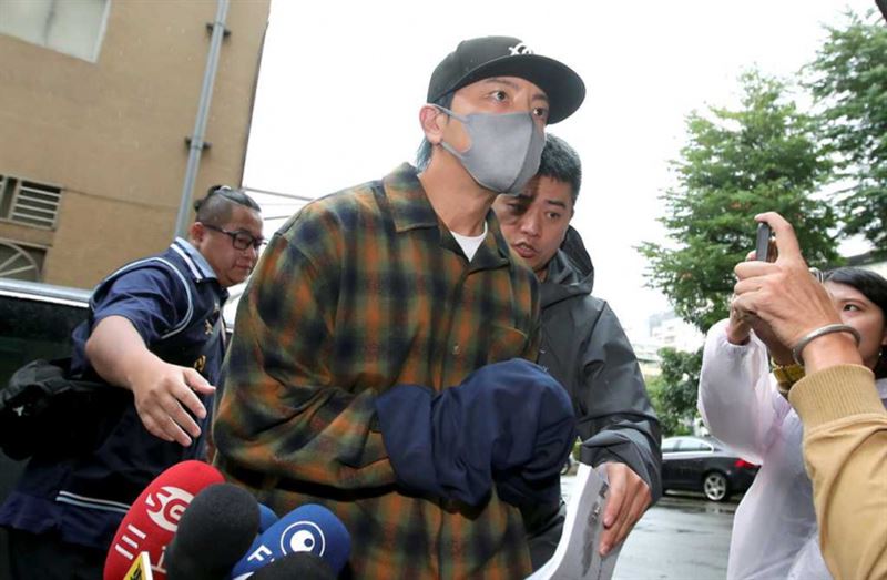 Energy成員坤達與書偉因形象受損，導致多場演出取消，包含音樂節與中國城市演唱會，連帶商演與尾牙活動，估計損失接近1億元。（圖／報系資料照）