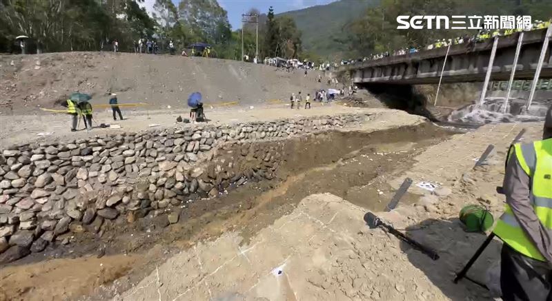 團隊動員60人、歷時2個月，根據馬太鞍溪堰塞湖的真實剖面線，打造出 1/50 的物理模型。（圖／翻攝畫面）