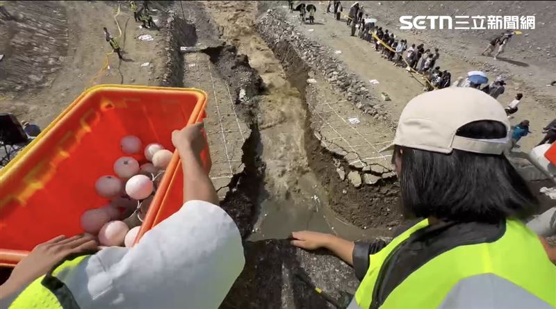 實驗選在惠蓀林場蘭島溪的大型試驗場進行，模擬流程精準且震撼。開啟上游能高大圳閘門，洪水奔騰而下，進入人工構築的壩體前，迅速形成堰塞湖。（圖／翻攝畫面）