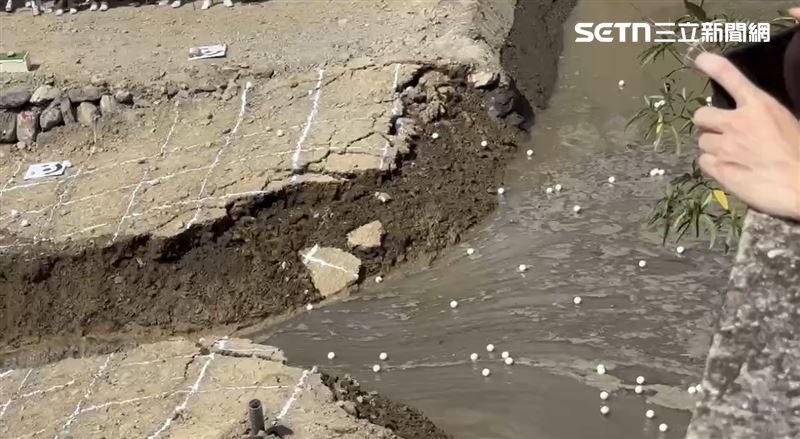 中興大學水保系特聘教授陳樹群指出，過去多只能看到下游淹沒影片，本次實驗旨在「還原上游瞬間潰決的狀態」。（圖／翻攝畫面）