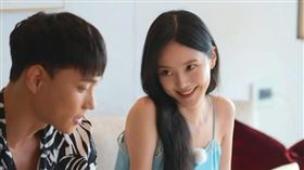 尹廈情在《單身即地獄3》節目中「壓下巴」的調情表情令人印象深刻。（圖／Netflix提供）