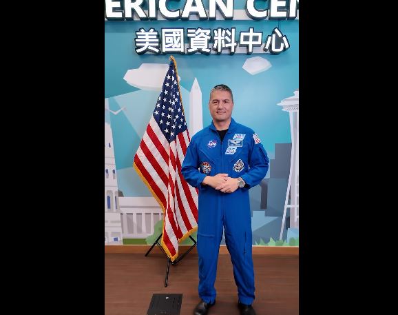 AIT貼出影片，由NASA首位台裔太空人林琪兒親自預告，他將錄製「快問快答」影片，回答網友對太空生活的種種疑問。（圖／翻攝自美國在台協會AIT臉書）