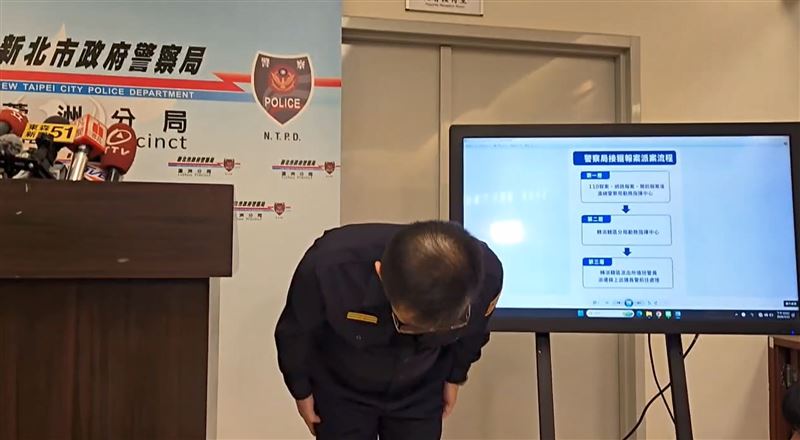 蘆洲警分局分局長王耀輝鞠躬致歉。（圖／翻攝畫面）