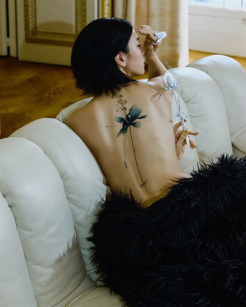 三吉彩花的花卉刺青從頸部延伸至腰際。（圖／翻攝自三吉彩花IG）