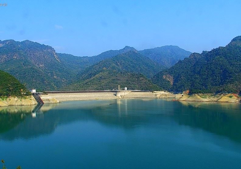 多座關鍵水庫水位持續探底，台南曾文水庫也跌到約三成上下。曾文水庫即時影像截圖（截圖時間3/25）。（圖／遠見雜誌提供）