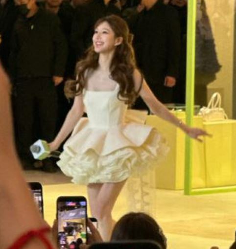 趙露思一身夢幻「公主風」造型現身成都，粉絲們整顆心的都融化了，直呼：太可愛了！（圖／翻攝自微博）